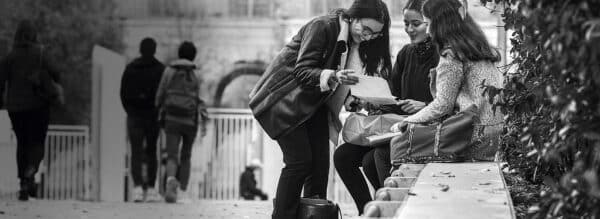 Sana, malvoyante, est lycéenne et discute avec ses amies.