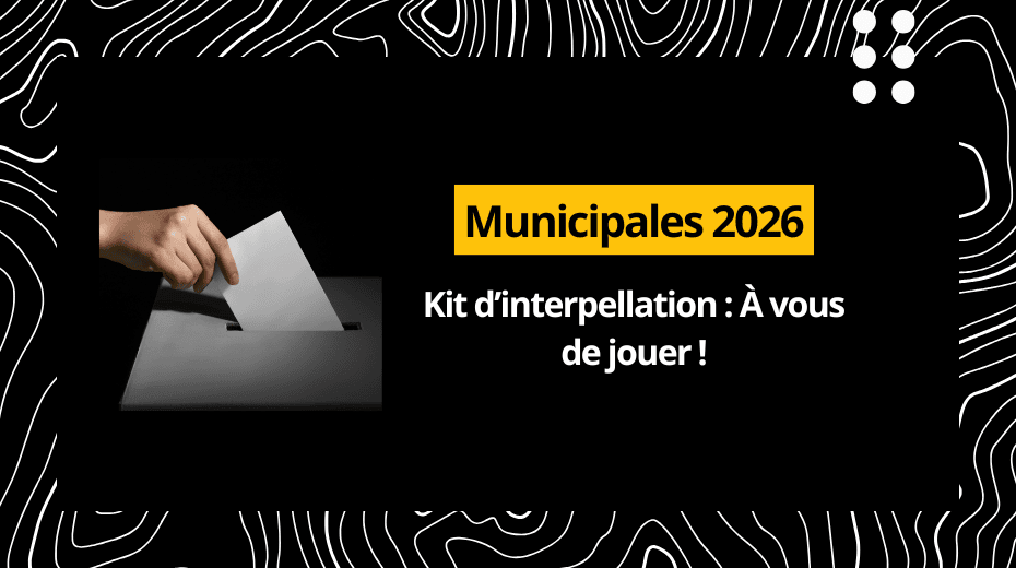 Photo de la main d'une personne qui met un bulletin de vote dans une urne. Il est écrit : "Municipale 2026. Kit d'interpellation : à vous de jouer !"