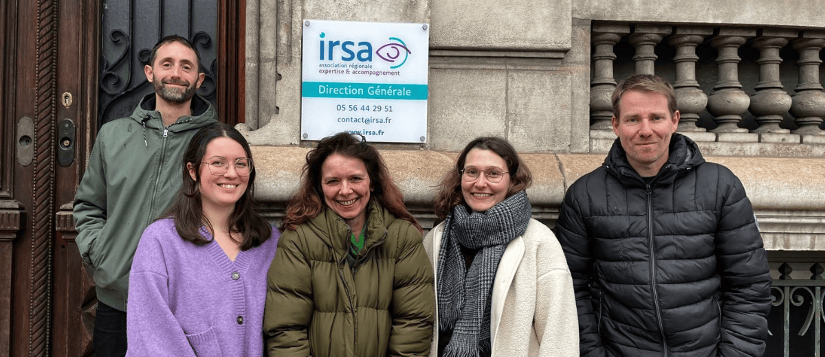 Photo de 5 personnes devant les locaux de l'IRSA ; 2 hommes et 3 femmes.