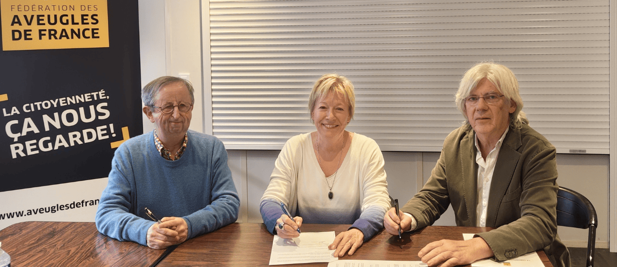 Photo de la signature de la convention. De gauche à droite : Bruno Gendron, Pascale Humbert, Eric Balate.