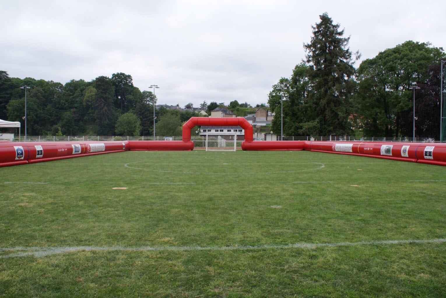 Photo d'un terrain de cécifoot. Les bords du terrains sont gonflables et rouges vifs.