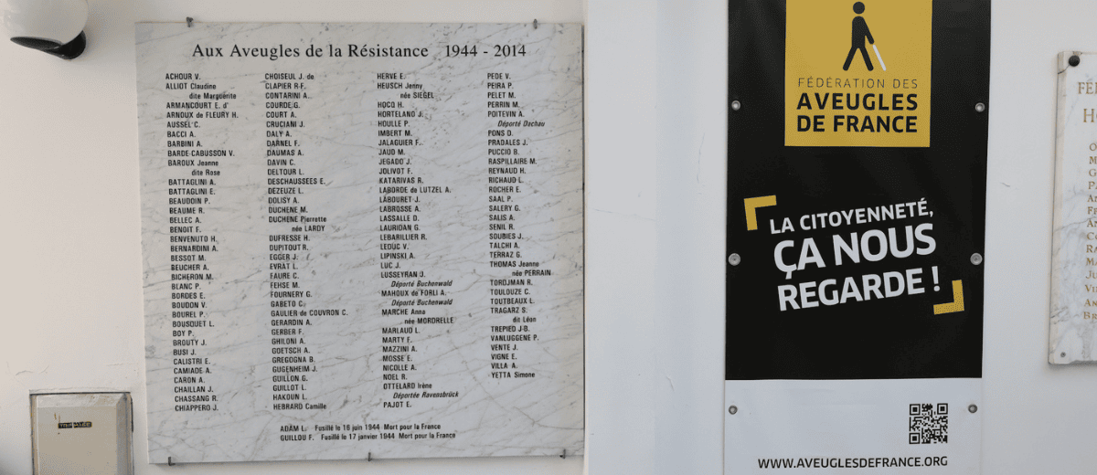 Photo de la plaque commémorative dédiée aux aveugles de la résistance. À côté, un kakemono aux couleurs de la Fédération des Aveugles de France est affiché.