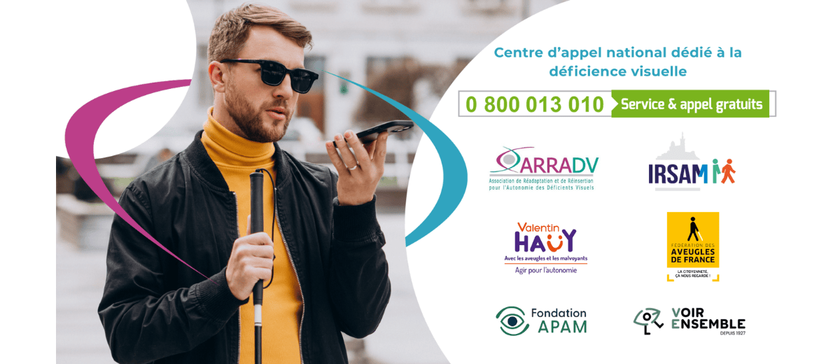 Photo d'un homme aveugle avec des lunettes de soleil. Il passe un appel téléphonique à l'aide de son téléphone qu'il tient dans sa main gauche, et porte sa canne blanche dans sa main droite. Sur la partie droite du visuel, il est écrit : "Centre d'appel national dédié à la déficience visuelle : 0 800 013 010. Service et appel gratuits". On retrouve aussi les logos de l'ARRADV, de l'IRSAM, de l'AVH, de la Fédération des Aveugles de France, de l'APAM et de Voir Ensemble.