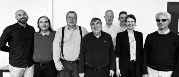 Photo de groupe en noir et blanc des équipes de l'AVH, de la Fédération des Aveugles de France et de Cash Service