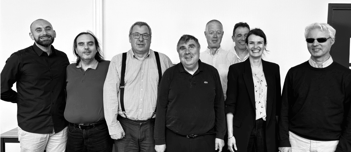 Photo de groupe en noir et blanc des équipes de l'AVH, de la Fédération des Aveugles de France et de Cash Service